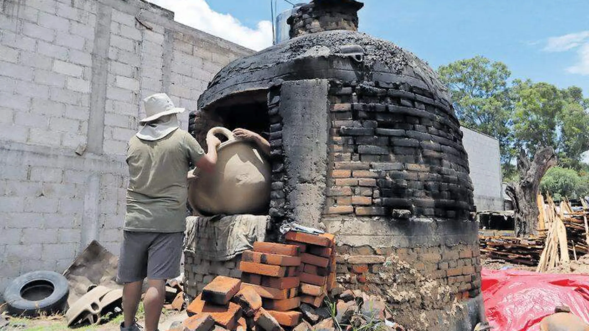 La producción de cazuelas de barro forma parte de la tradición artesanal de varios municipios tlaxcaltecas